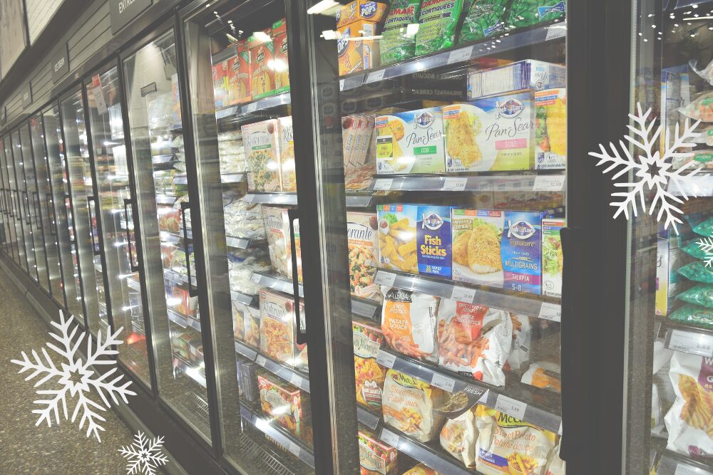 冷凍食品に頼った食卓で悩むシングルパパのイメージ